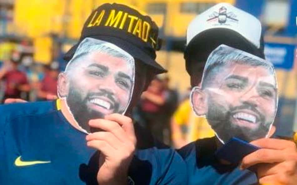 Máscara de Gabigol e camisa do Flamengo: Na Bombonera, torcedores do Boca provocam o River Plate