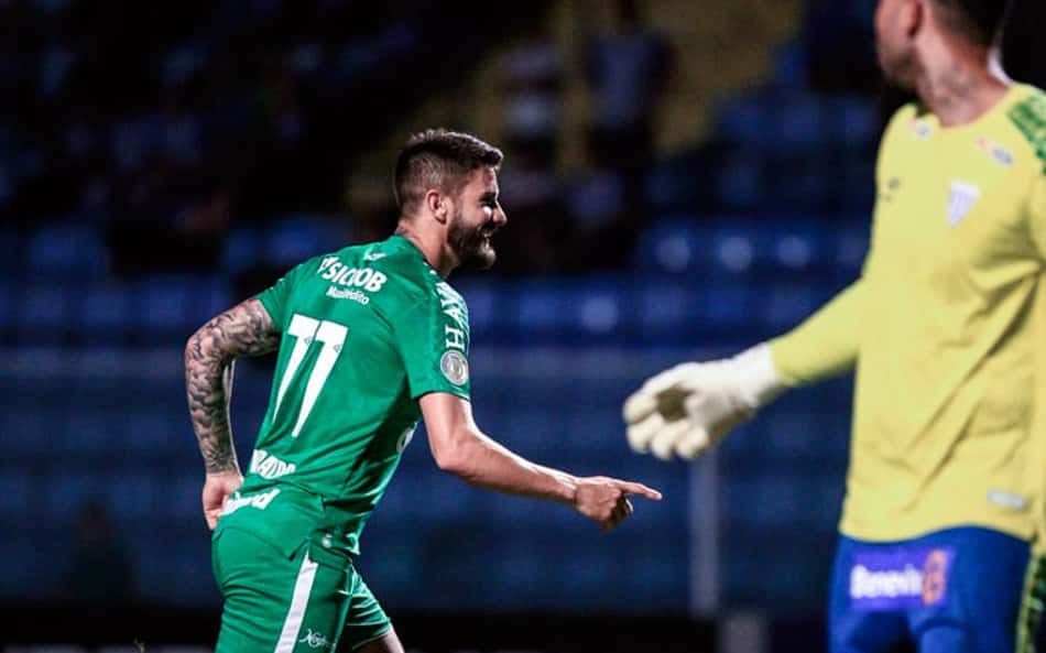 Marquinhos Santos analisa o plano tático da Chape no clássico