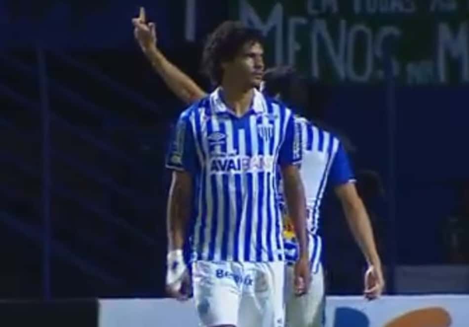 Após gesto obsceno para a torcida, Matheus Barbosa será emprestado pelo Avaí