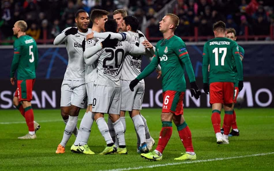 Leverkusen vence fora de casa e segue com sonho de classificação