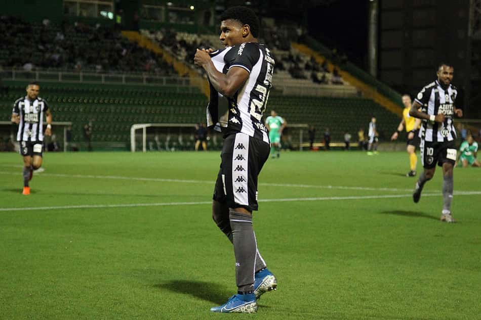 Rhuan comemora o seu primeiro gol como profissional: 'Sonhei com isso'