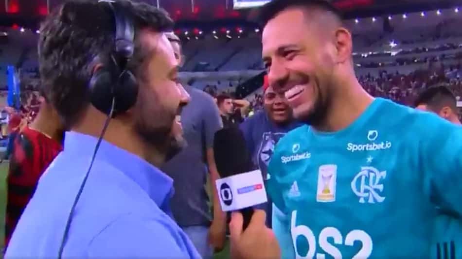 'Ele roubou? Matou?', diz Eric Faria em defesa de Diego Alves, criticado por 'cera' contra o Atlético-MG