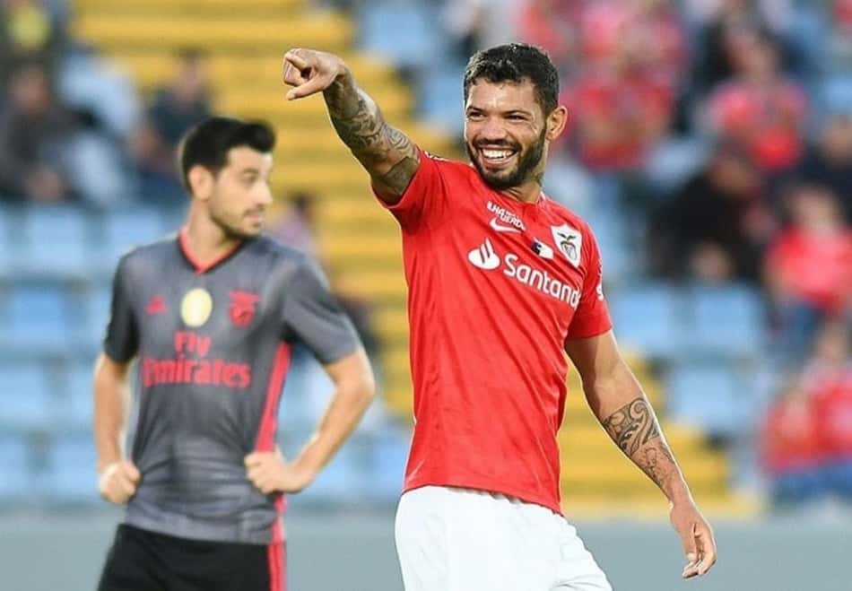 Carlos celebra marca histórica com a camisa do Santa Clara: 'Orgulhoso'