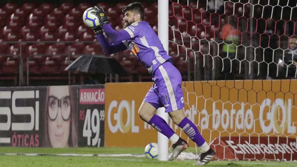 Fernando Miguel cobra evolução do Vasco: 'Aspecto do comprometimento'