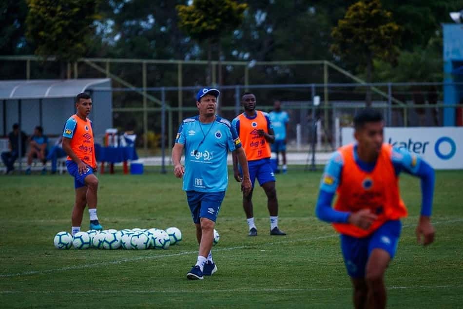 Adilson 'duvida' de oferta de conselheiro para levar colombianos de graça para o Cruzeiro