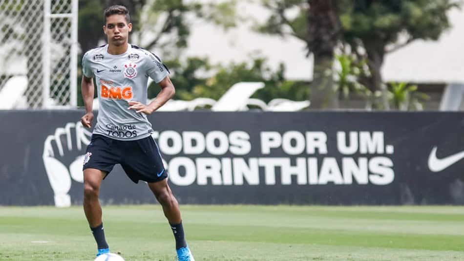 Perto de assinar com o Benfica, Pedrinho comete 'gafe' ao chegar em Lisboa