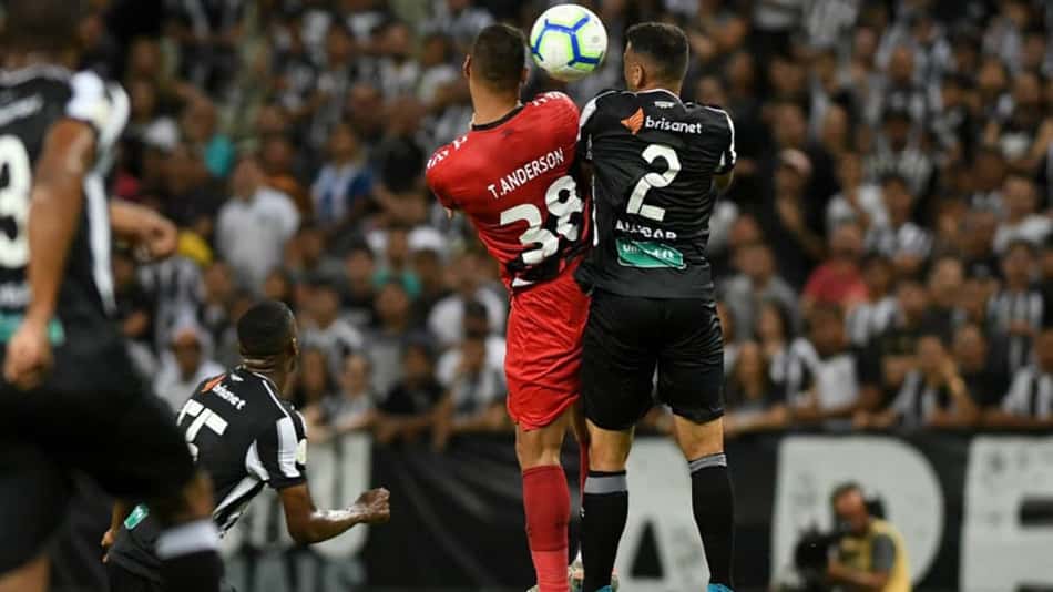 Em jogo com gols no fim, Ceará empata com o Athletico e se complica na luta contra o rebaixamento
