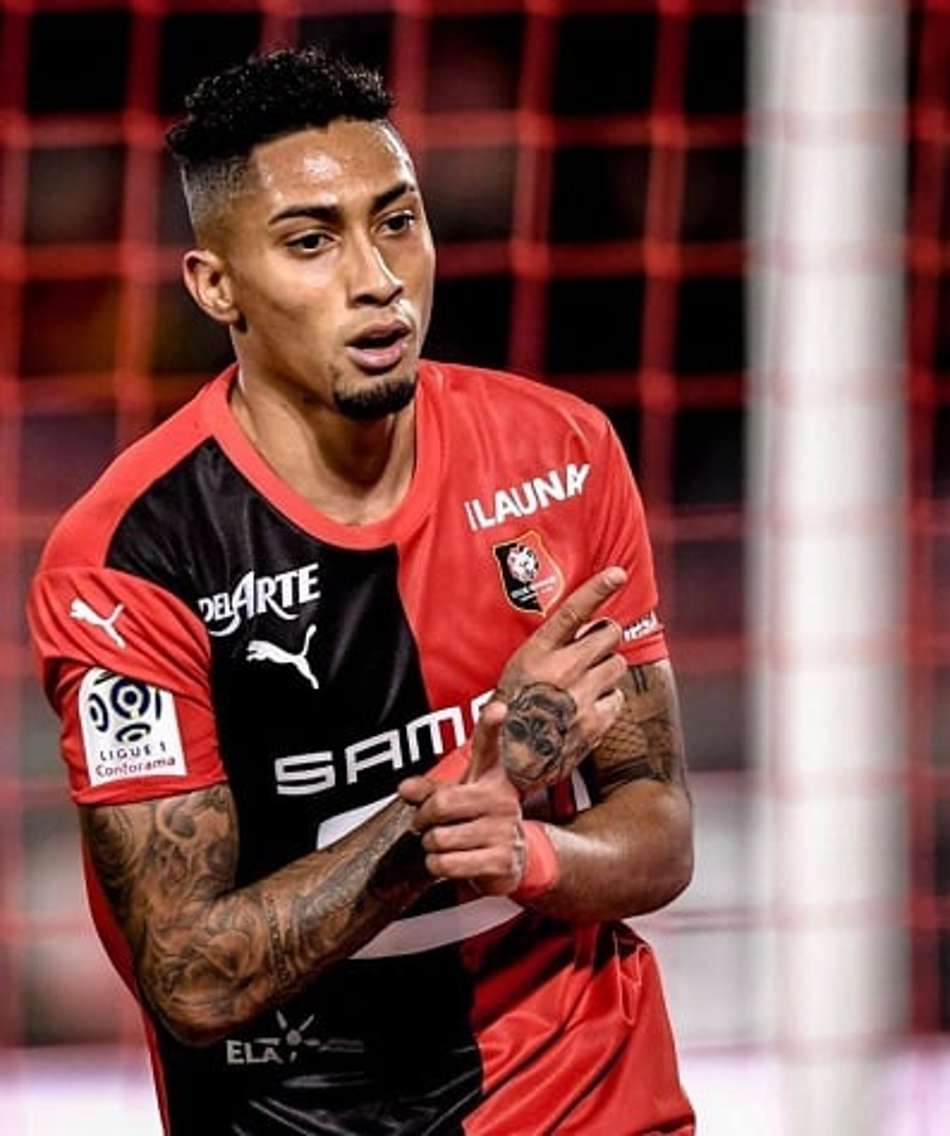 Revista põe Raphinha entre os dez melhores jogadores do Francês