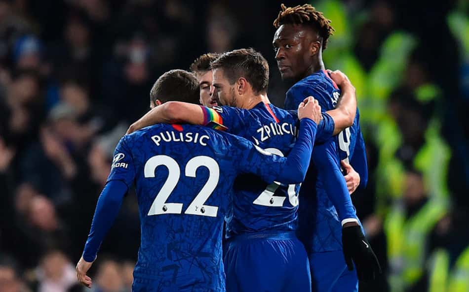 Abraham marca, e Chelsea vence Aston Villa em jogo tenso pelo Inglês