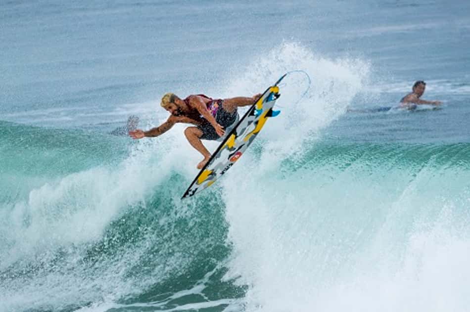Italo, Medina e Filipinho disputam o título mundial em Pipeline