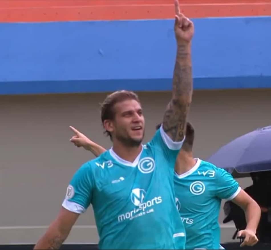 Em confronto de duas viradas, Goiás derrota o Grêmio no Serra Dourada