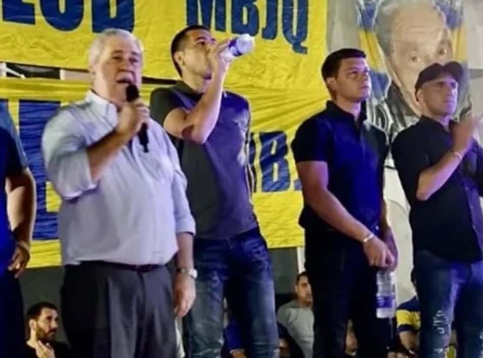 Presidente do Boca Juniors celebra título da Superliga Argentina