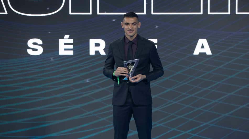 Melhor goleiro do Brasileirão, Santos exalta ano e diz que fica no Athletico