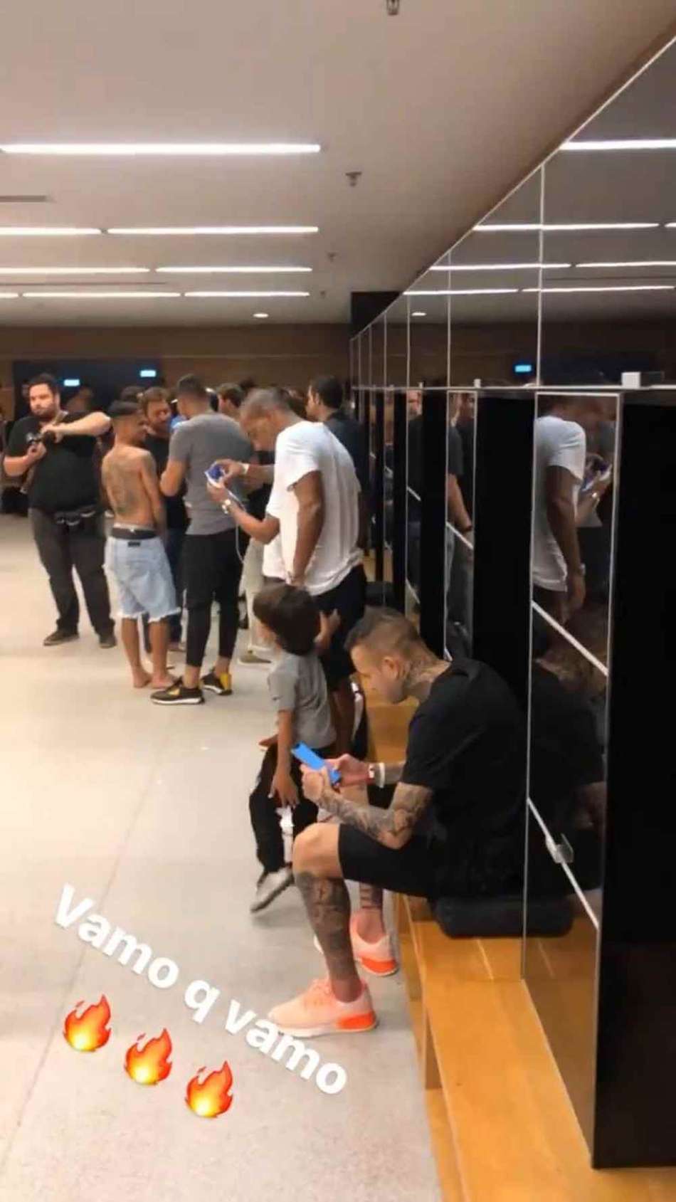 Atacante Michael é flagrado conversando com Duílio na Arena