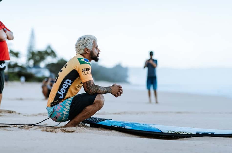 Pipeline segue sem ondas e oitavas do Mundial é adiada para terça-feira