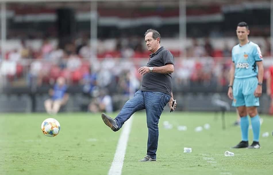 Muricy aponta perda de identidade no futebol brasileiro: 'Levaram nossa técnica embora'