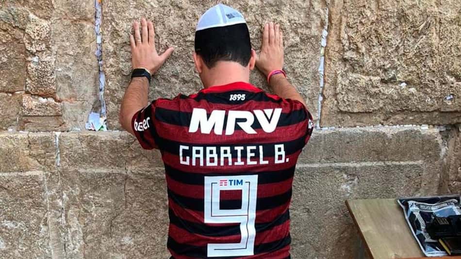 Em Doha, grupo 'prevê' placar da final em faixa e revela ida a Jerusalém por títulos