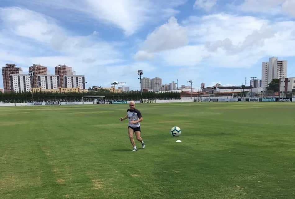Ganhando 'presente antecipado', Alex Amado volta a trabalhar com bola no Ceará