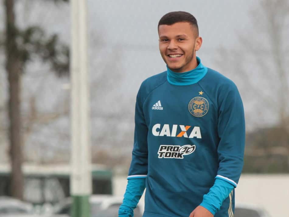 CRB contrata zagueiro do Coritiba