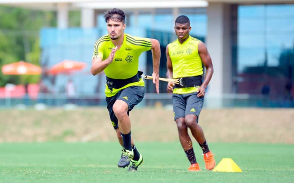 Sem espaço no Flamengo, Thuler embarca ao Japão para atuar ao lado de Lincoln e Iniesta