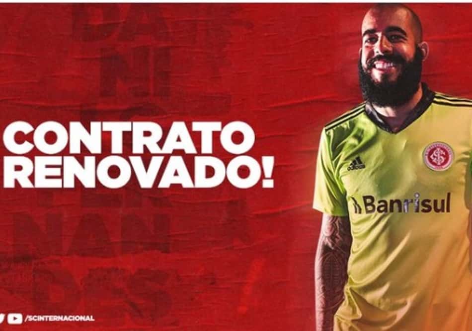Danilo Fernandes renova contrato com o Internacional