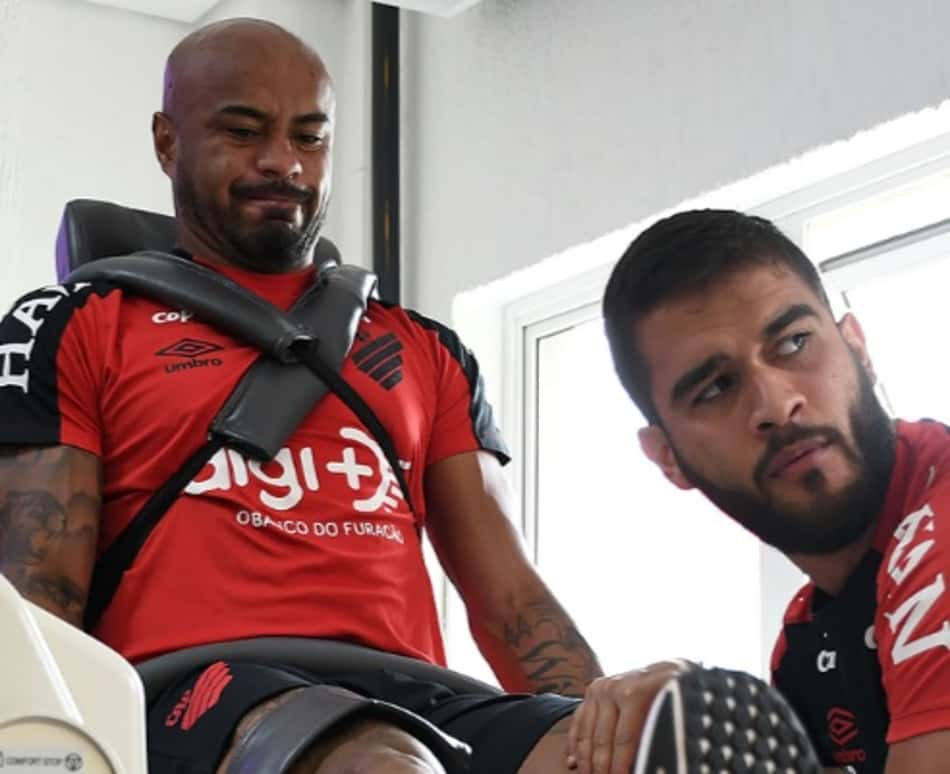 Com ausências, Athletico se apresenta no CT do Caju