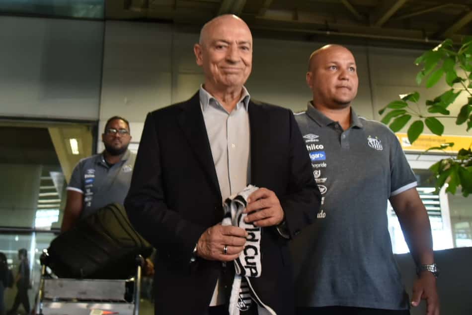 Jesualdo chega ao Brasil, cita orgulho em treinar o Santos e brinca com Jorge Jesus