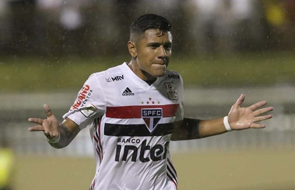 São Paulo poupa titulares e inscreve Tréllez, Galeano e outros jovens