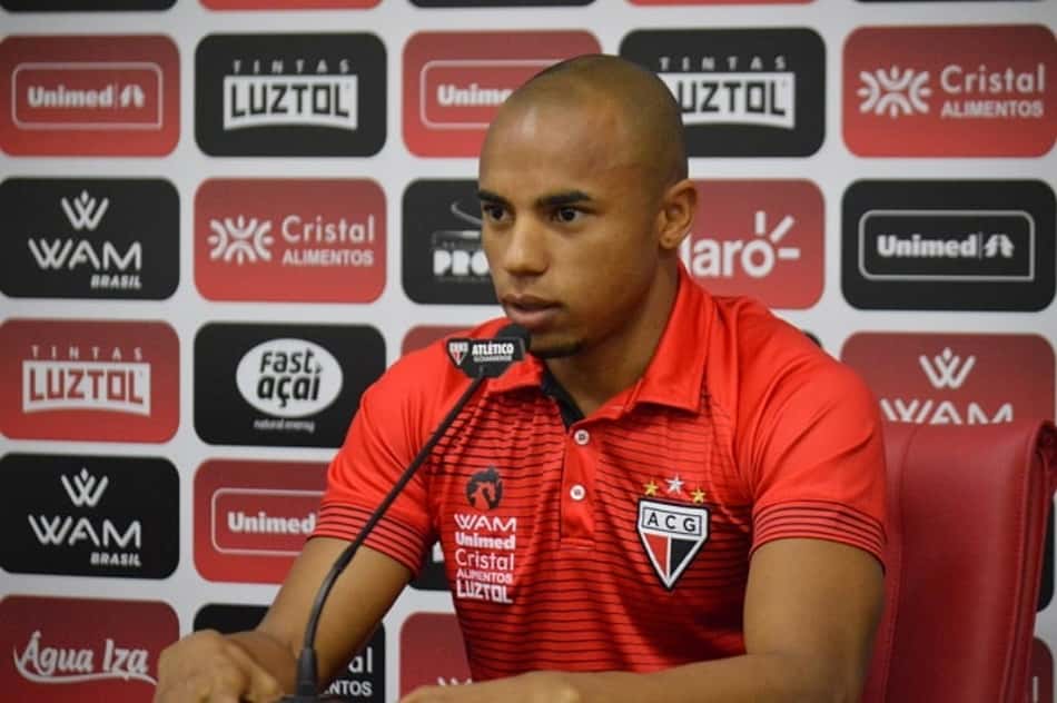 Destaque em 2019, lateral celebra permanência no Atlético-GO