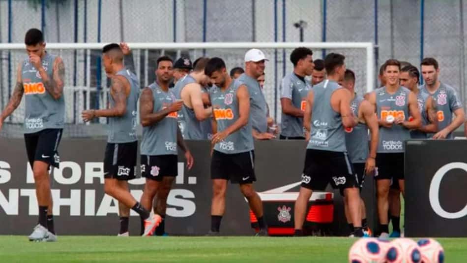 Vídeos, saída de bola, pressão e intensidade: o treino do Corinthians