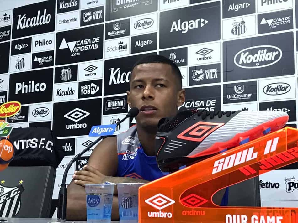 De volta, Arthur pede nova chance no Santos: 'Ninguém está ultrapassado'