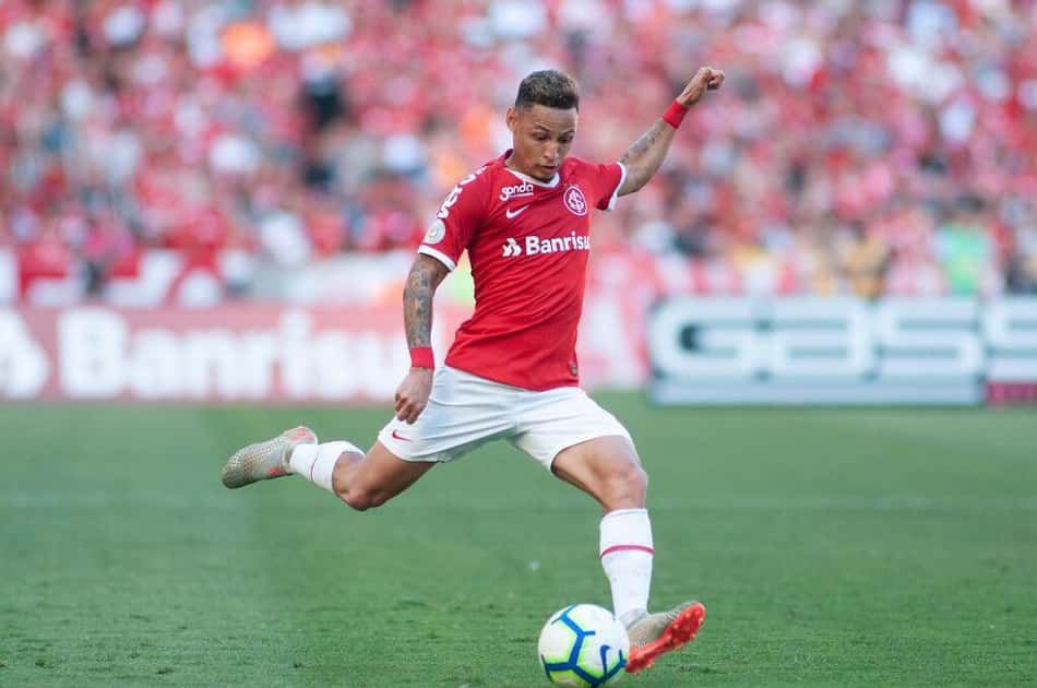 Coritiba faz proposta para contratar o atacante Neílton