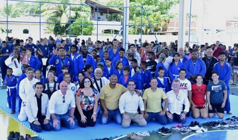 Atletas do UFC marcam presença em inauguração de projeto em Itaboraí