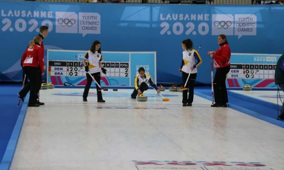Jogos Olímpicos de Inverno da Juventude: curling brasileiro mostra evolução, mas perde para Dinamarca