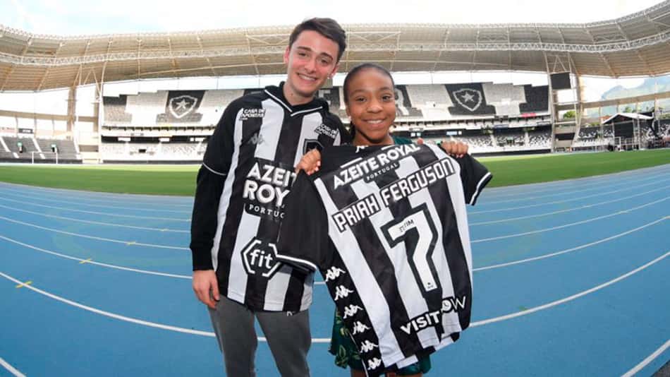 Atores de 'Stranger Things' posam com camisas do Botafogo nas redes sociais