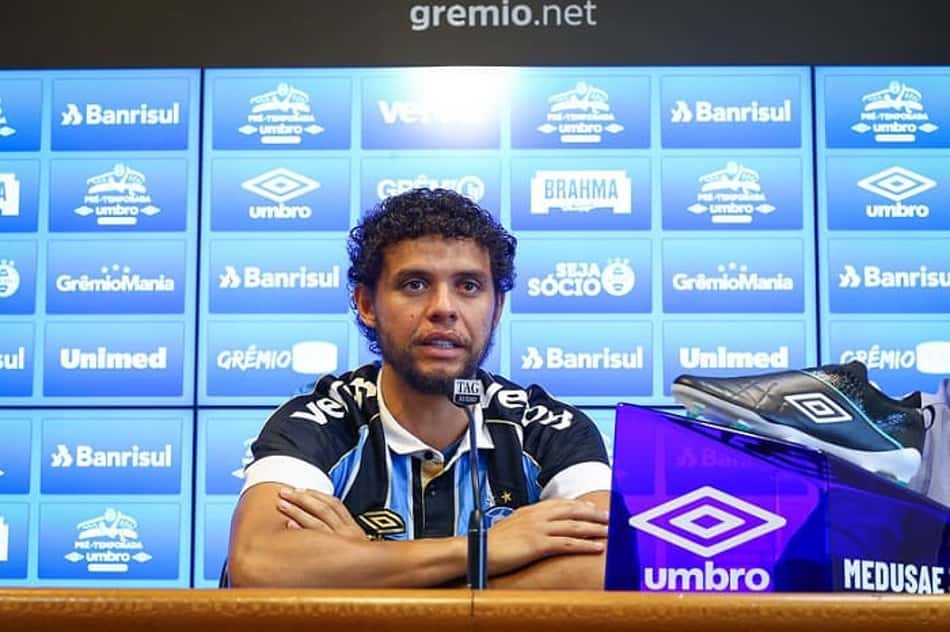 Victor Ferraz é apresentado no Grêmio e admite que falou com Vanderlei