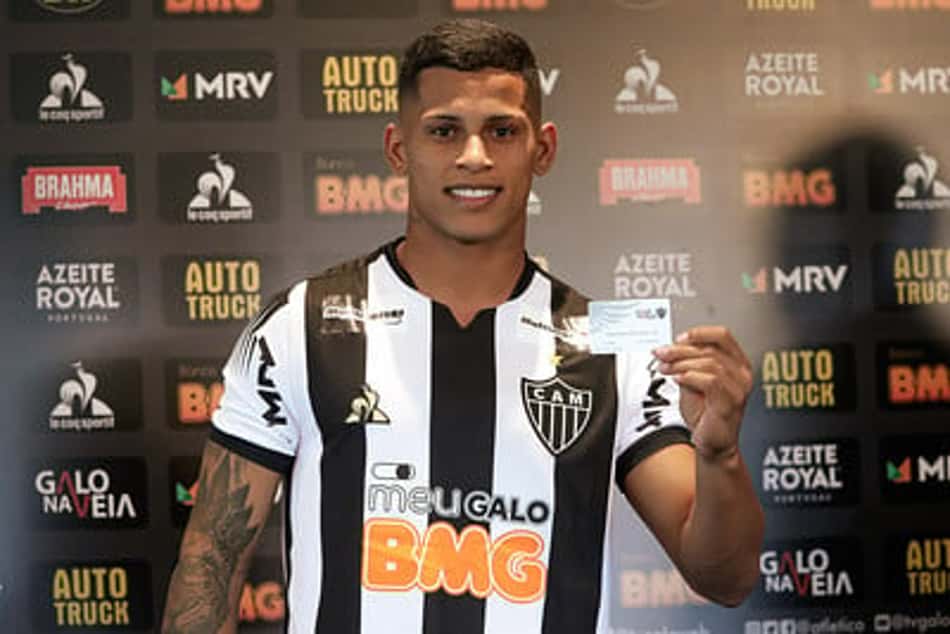 Maílton, lateral que atua na Ucrânia e pertence ao Atlético-MG, tranquiliza família e amigos