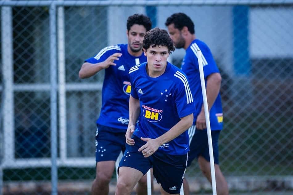 Lateral Dodô aciona Cruzeiro na Justiça para reativar contrato