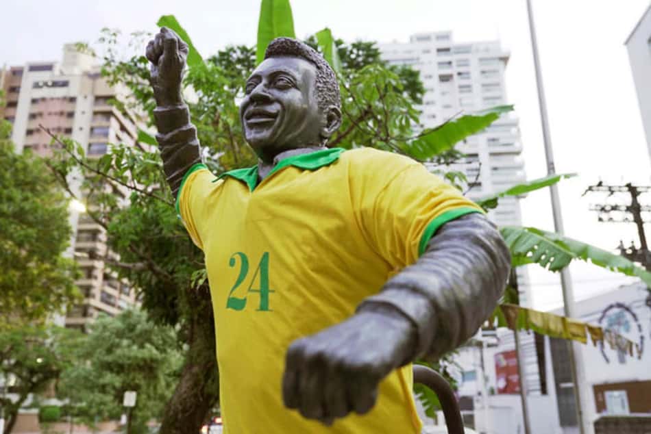 Contra preconceito, estátua de Pelé 'ganha' camisa da Seleção com nº 24