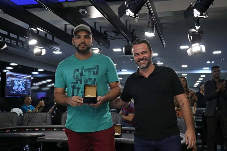 Campeão de Omaha em 2019, Rogger Taylor (esq.) recebe premiação de Paulo Dornellas em cerimônia no H2 Club 
