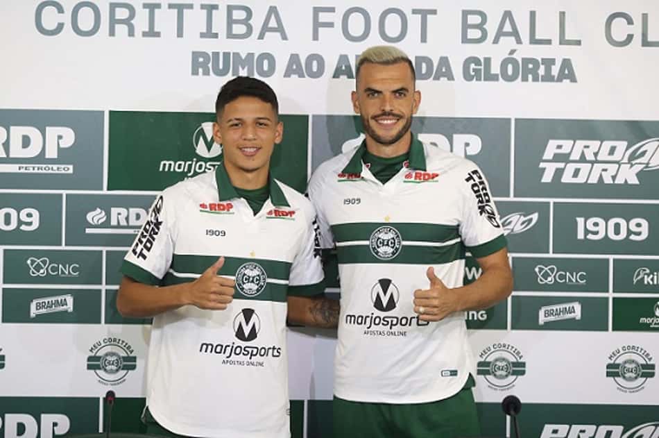 Zaga forte: Caetano e Rhodolfo são apresentados no Coritiba