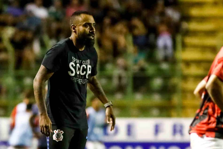 Coelho embarca para intercâmbio com visitas em grandes clubes