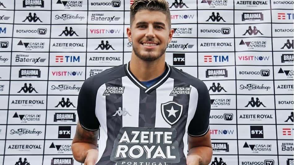 Conversa com Barroca, meta de 10 gols… Pedro Raul é apresentado no Botafogo: 'Camisa pesada'