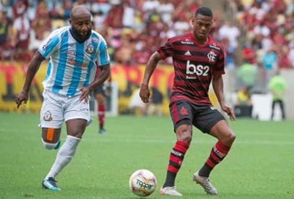 Lucas Silva despista sobre saída do Flamengo: 'Deixo para meus agentes'