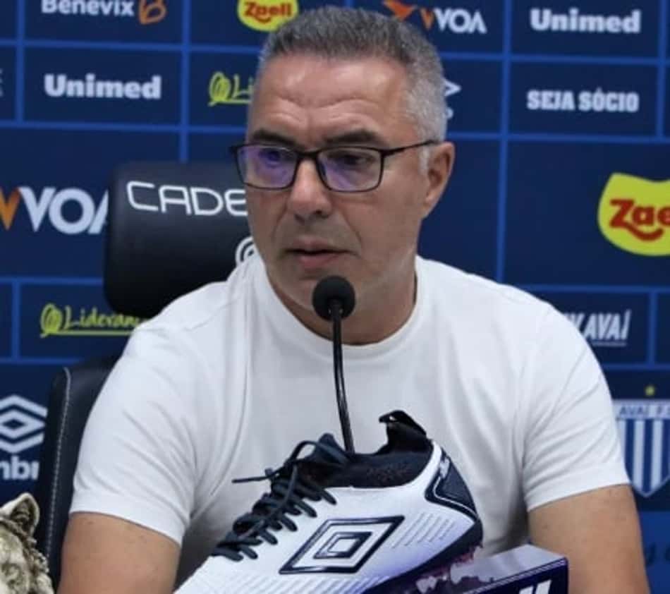 Augusto Inácio ataca dirigentes do Avaí e futebol brasileiro; clube rebate