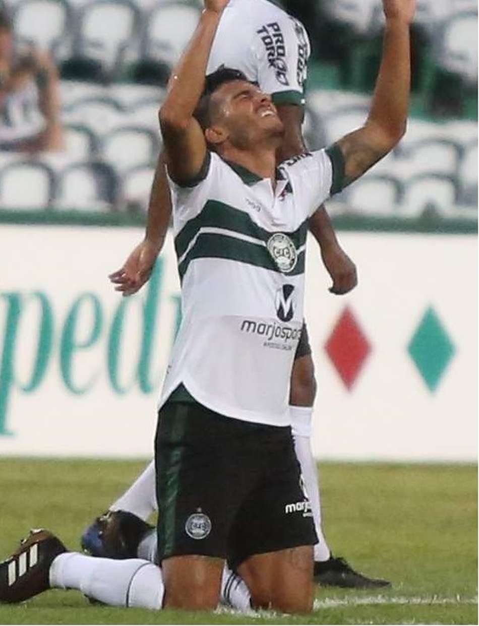 Coritiba marca nos acréscimos do segundo tempo e derrota o Cascavel de virada no Couto Pereira