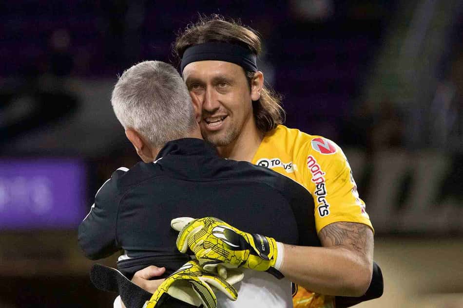 Cássio sai em defesa do elenco e rechaça clima ruim no Corinthians