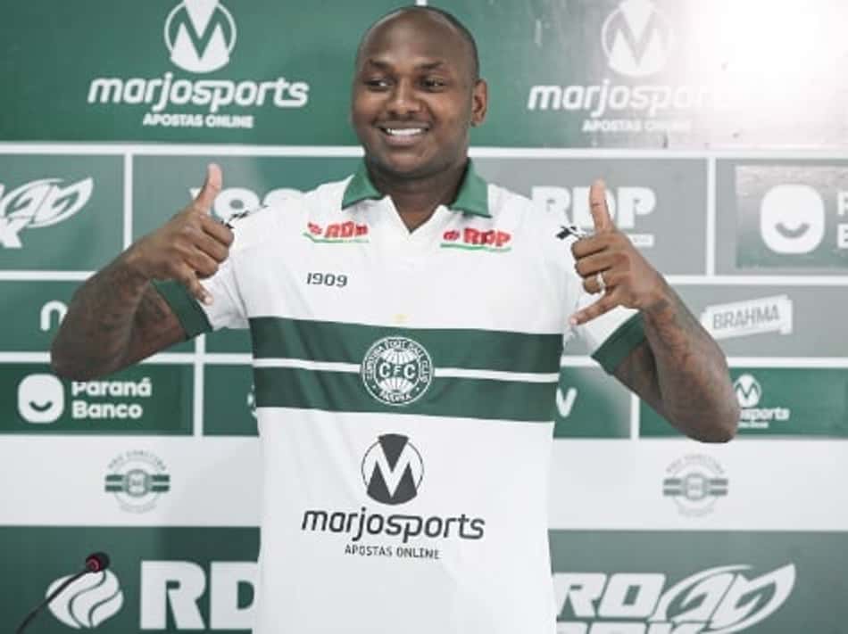 Sassá é apresentado pelo Coritiba e agradece Barroca pela confiança