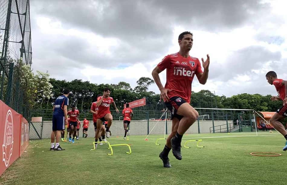 São Paulo treina no CT e viaja para dois jogos em Araraquara