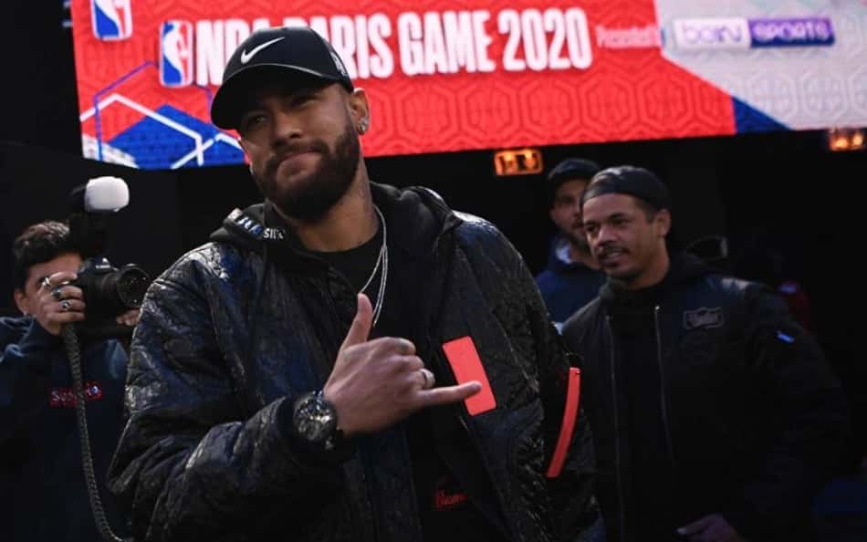 Neymar marca presença com jogadores do PSG em jogo da NBA